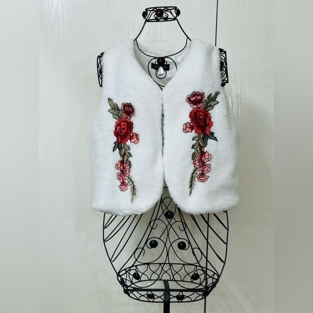 🟢 FancyQube White Faux Fur Vest with Floral Appliqués